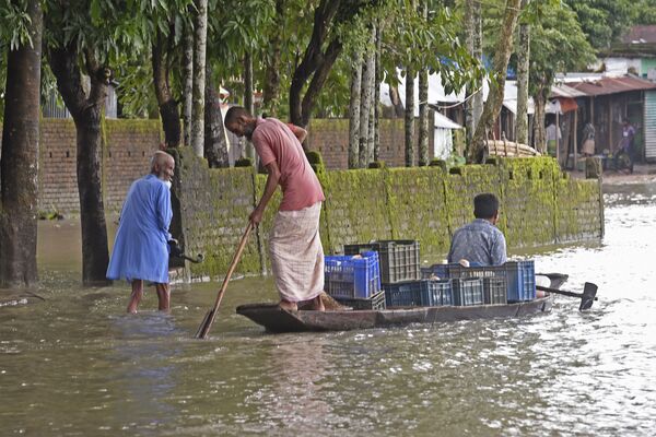 Люди во время наводнения в округе Сунамгандж, Бангладеш  - 俄羅斯衛星通訊社