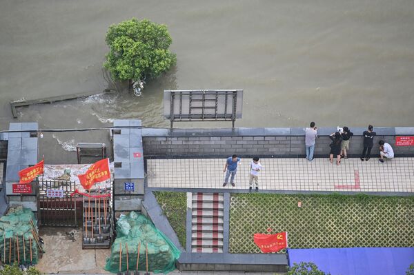 Местные жители на берегу реки Янцзы в провинции Цзянси, Китай  - 俄羅斯衛星通訊社