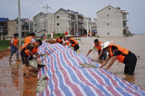 Рабочие во время укрепления дамбы в китайской провинции Цзянси - 俄羅斯衛星通訊社