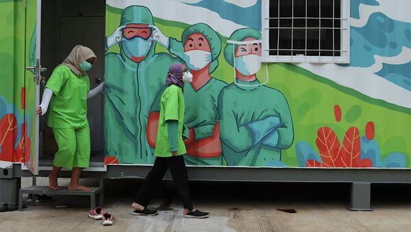 Медицинские работники выходят из лаборатории в Джакарте, Индонезия - 俄罗斯卫星通讯社