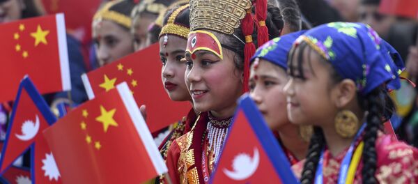 Девочки с флагами Непала и Китая - 俄羅斯衛星通訊社