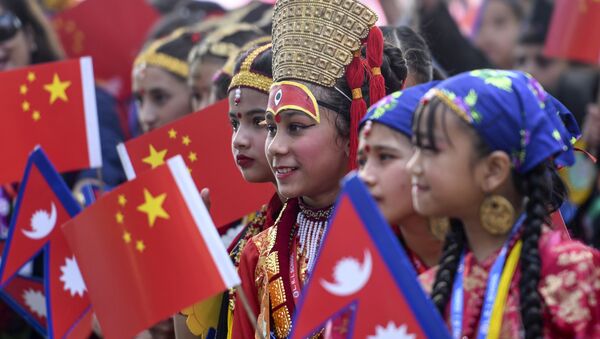 Девочки с флагами Непала и Китая - 俄罗斯卫星通讯社