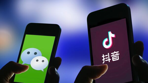 Мобильные приложения WeChat и Tik Tok на экране смартфонов - 俄罗斯卫星通讯社