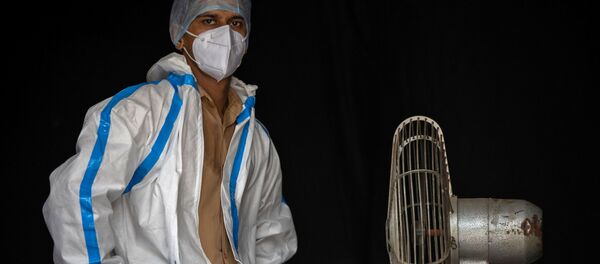 Индийский медработник в защитном костюме Индийский медработник в защитном костюме - 俄羅斯衛星通訊社