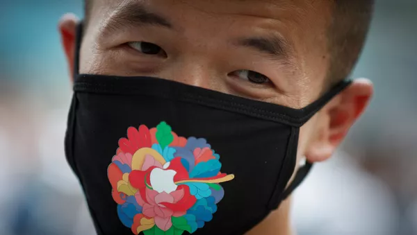 Посетитель нового флагманского магазина Apple в день открытия в районе Саньлитунь, Пекин - 俄羅斯衛星通訊社