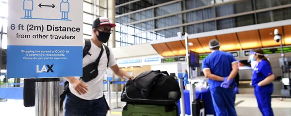 Пассажир в защитной маске в международном аэропорту Лос-Анджелеса, США - 俄罗斯卫星通讯社