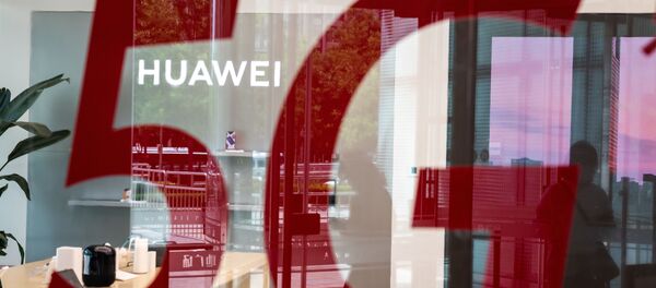 (FILES) This file photo taken on May 25, 2020, shop for Chinese telecom giant Huawei features a red sticker reading 5G in Beijing on May 25, 2020 - 俄羅斯衛星通訊社