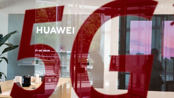 (FILES) This file photo taken on May 25, 2020, shop for Chinese telecom giant Huawei features a red sticker reading 5G in Beijing on May 25, 2020 - 俄羅斯衛星通訊社