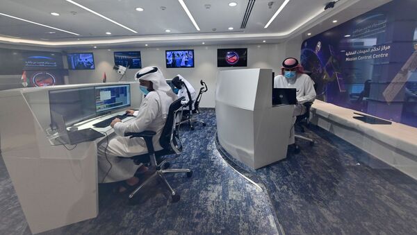 Сотрудники космического центра Mohammed Bin Rashid Space Centre в Дубае наблюдают за запуском ракеты с зондом Hope - 俄罗斯卫星通讯社