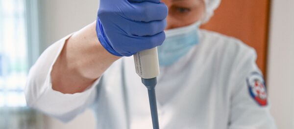 Сотрудник медицинской службы аэропорта Шереметьево проводит экспресс-тестирование пассажира на COVID-19 - 俄罗斯卫星通讯社