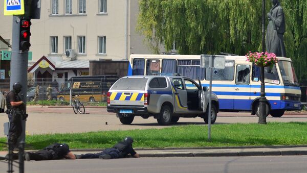 Сотрудники полиции во время силовой операции у автобуса, захваченного мужчиной, имеющим при себе взрывчатку и оружие. - 俄罗斯卫星通讯社