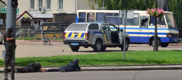 Сотрудники полиции во время силовой операции у автобуса, захваченного мужчиной, имеющим при себе взрывчатку и оружие. - 俄羅斯衛星通訊社