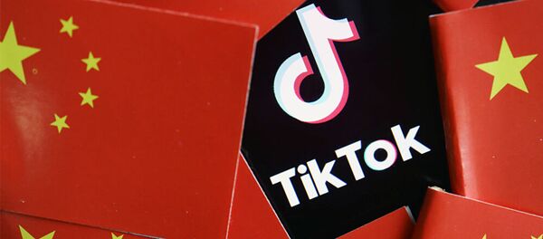 TikTok на фоне китайского флага - 俄罗斯卫星通讯社