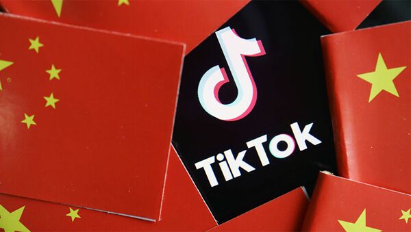 TikTok на фоне китайского флага - 俄罗斯卫星通讯社