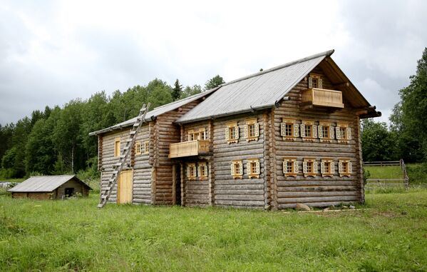 阿爾漢格爾斯克州馬謝利加村克州克諾澤羅比留利基建築公園裡的木制小屋 - 俄羅斯衛星通訊社