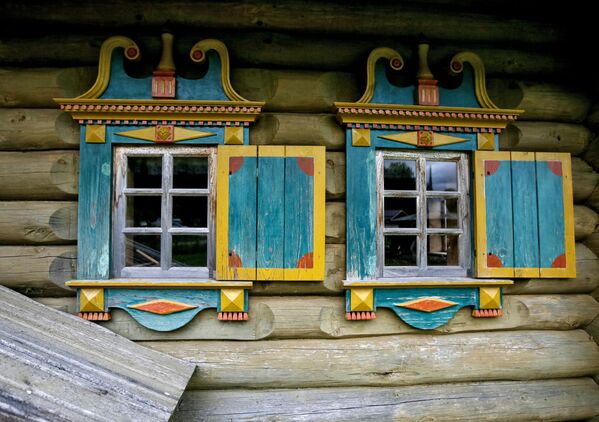阿爾漢格爾斯馬謝利加村克州克諾澤羅比留利基建築公園裡房屋窗戶的木制側牆 - 俄羅斯衛星通訊社