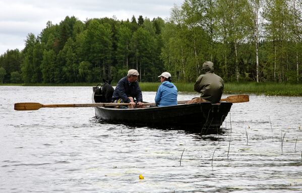 人們在阿爾漢格爾斯克州克諾澤羅國家公園的湖上泛舟 - 俄羅斯衛星通訊社