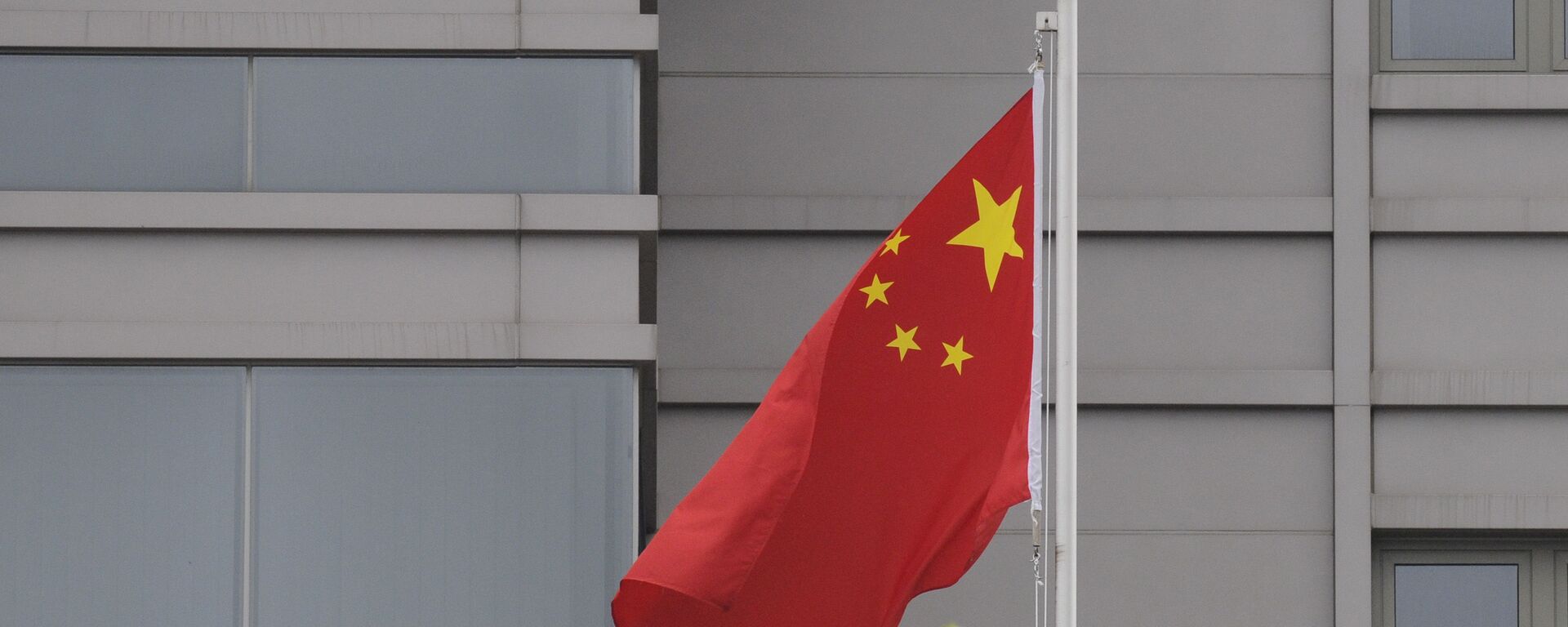 Флаг на территорри Генерального консульства Китая в Хьюстоне - 俄羅斯衛星通訊社, 1920, 27.07.2021