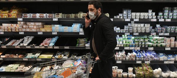 Покупатель в гипермаркете Глобус в Москве. Покупатель в гипермаркете Глобус в Москве. - 俄罗斯卫星通讯社