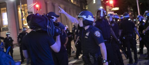 Полиция США и журналисты во время протестов - 俄羅斯衛星通訊社