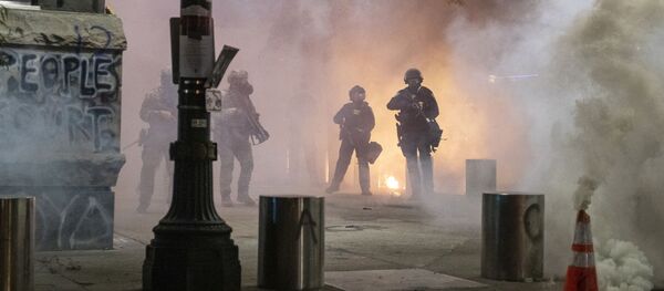 Сотрудники федеральных правоохранительных органов во время столкновений с протестующими из движения Black Lives Matter в американском Портленде. - 俄羅斯衛星通訊社