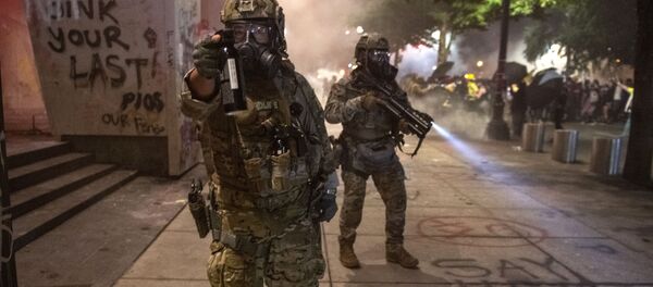 Сотрудники федеральных правоохранительных органов во время столкновений с протестующими из движения Black Lives Matter в американском Портленде - 俄罗斯卫星通讯社