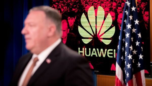 Госсекретарь США Майк Помпео на фоне логотипа Huawei - 俄罗斯卫星通讯社