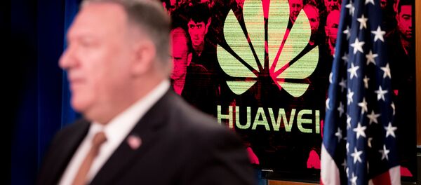 Госсекретарь США Майк Помпео на фоне логотипа Huawei - 俄羅斯衛星通訊社