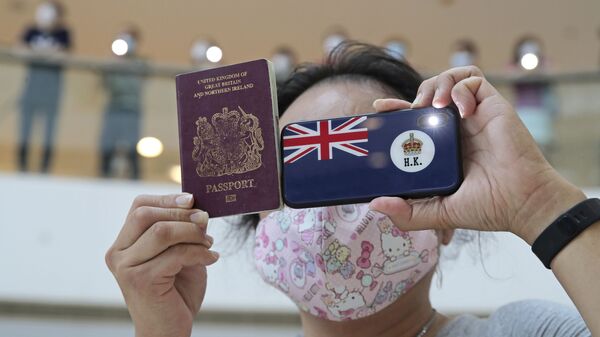 A protester holds a British National (Overseas) passport - 俄羅斯衛星通訊社