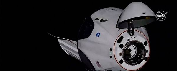 Американский космический корабль Crew Dragon во время стыковки с Международной космической станцией - 俄罗斯卫星通讯社