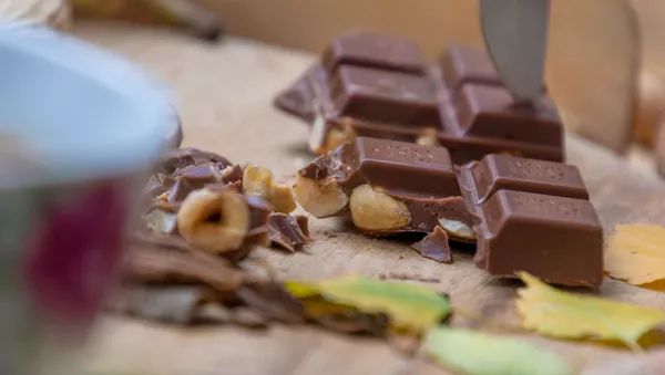Открытая плитка шоколада Ritter Sport с орехами - 俄羅斯衛星通訊社