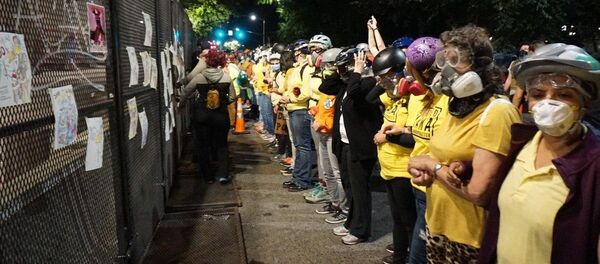 Участники акции протеста у здания суда в Портленде.  - 俄羅斯衛星通訊社