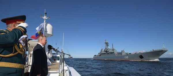 Президент РФ В. Путин принял участие в праздновании Дня ВМФ РФ в Санкт-Петербурге - 俄罗斯卫星通讯社