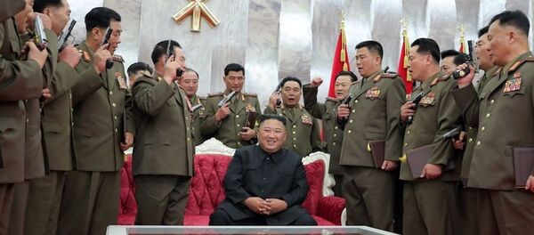 金正恩赠军干部手枪纪念停战协定签订67周年 - 俄罗斯卫星通讯社
