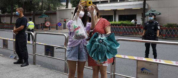 女孩在美国驻成都总领馆旁自拍 女孩在美国驻成都总领馆旁自拍 - 俄罗斯卫星通讯社