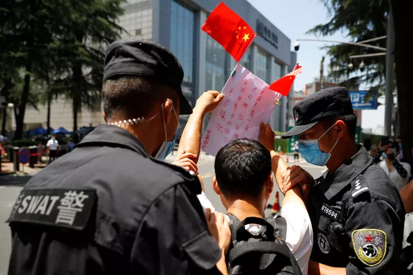 美國駐成都總領館外的一名抗議者被警方逮捕 - 俄羅斯衛星通訊社