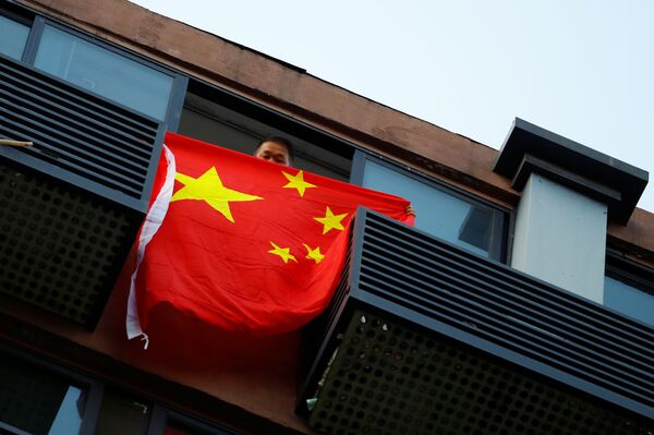 美國駐成都總領館對面一居民樓掛起中國國旗 - 俄羅斯衛星通訊社