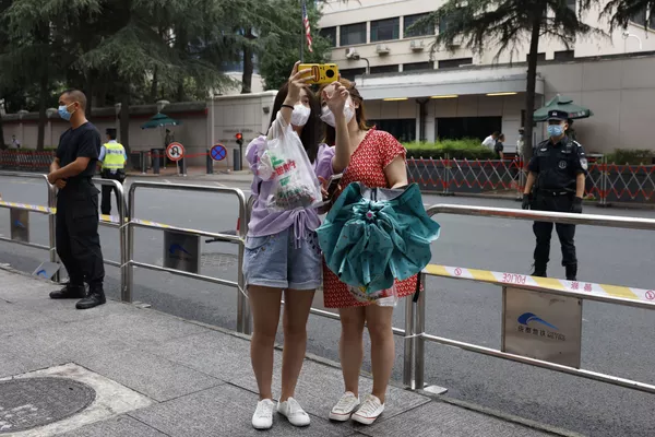 女孩在美國駐成都總領館旁自拍 女孩在美國駐成都總領館旁自拍 - 俄羅斯衛星通訊社