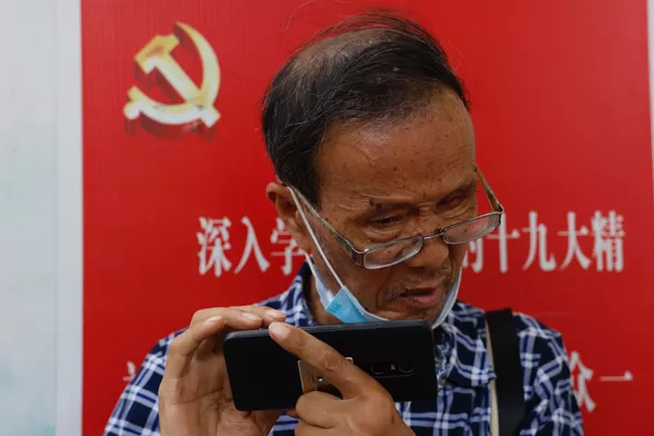 一居民在美國駐成都總領館外的黨徽旁拍照 一居民在美國駐成都總領館外的黨徽旁拍照 - 俄羅斯衛星通訊社