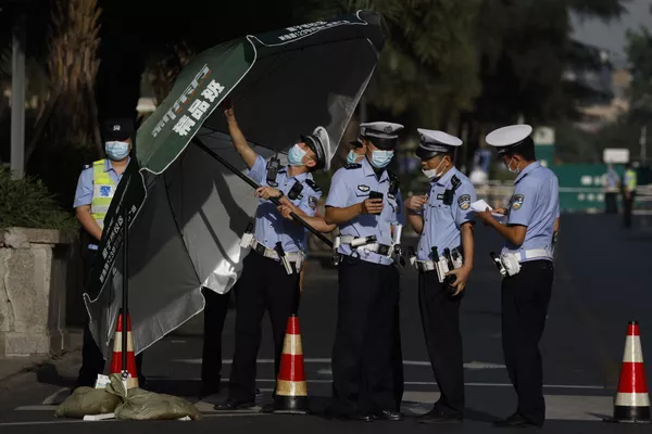 美國駐成都總領館外的警察 美國駐成都總領館外的警察 - 俄羅斯衛星通訊社