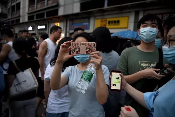 人們在美國駐成都總領館外拍照 人們在美國駐成都總領館外拍照 - 俄羅斯衛星通訊社