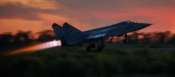 Истребитель-перехватчик МиГ-31 взлетает во время тренировочного полета в Государственном центре подготовки авиационного персонала и войсковых испытаний министерства обороны РФ им. В. П. Чкалова  - 俄罗斯卫星通讯社