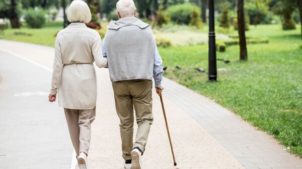Пожилая пара во время прогулки - 俄羅斯衛星通訊社
