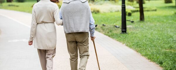 Пожилая пара во время прогулки - 俄羅斯衛星通訊社