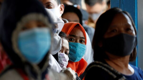 Пассажиры автобуса в защитных масках в Джакарте - 俄羅斯衛星通訊社