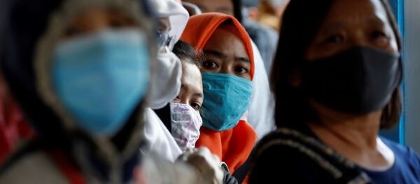 Пассажиры автобуса в защитных масках в Джакарте - 俄羅斯衛星通訊社