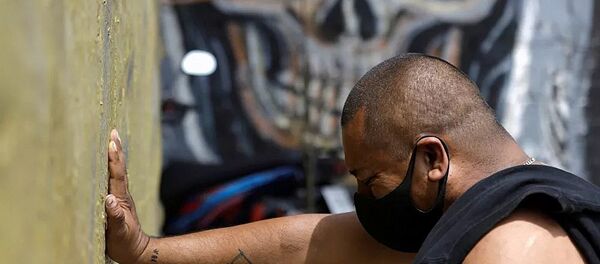 Мужчина в маске молится в Мехико - 俄罗斯卫星通讯社