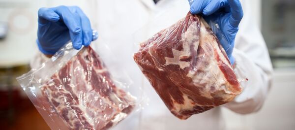 Готовый товар в руках сотрудника мясоперерабатывающего комбината Кубань - 俄罗斯卫星通讯社