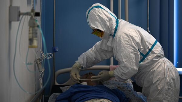 Врач и пациент в госпитале для лечения зараженных коронавирусной инфекцией COVID-19 в Медицинском центре имени Н. Н. Приорова в Москве - 俄羅斯衛星通訊社