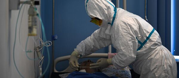 Врач и пациент в госпитале для лечения зараженных коронавирусной инфекцией COVID-19 в Медицинском центре имени Н. Н. Приорова в Москве - 俄罗斯卫星通讯社